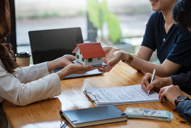 real estate woman talking to a couple